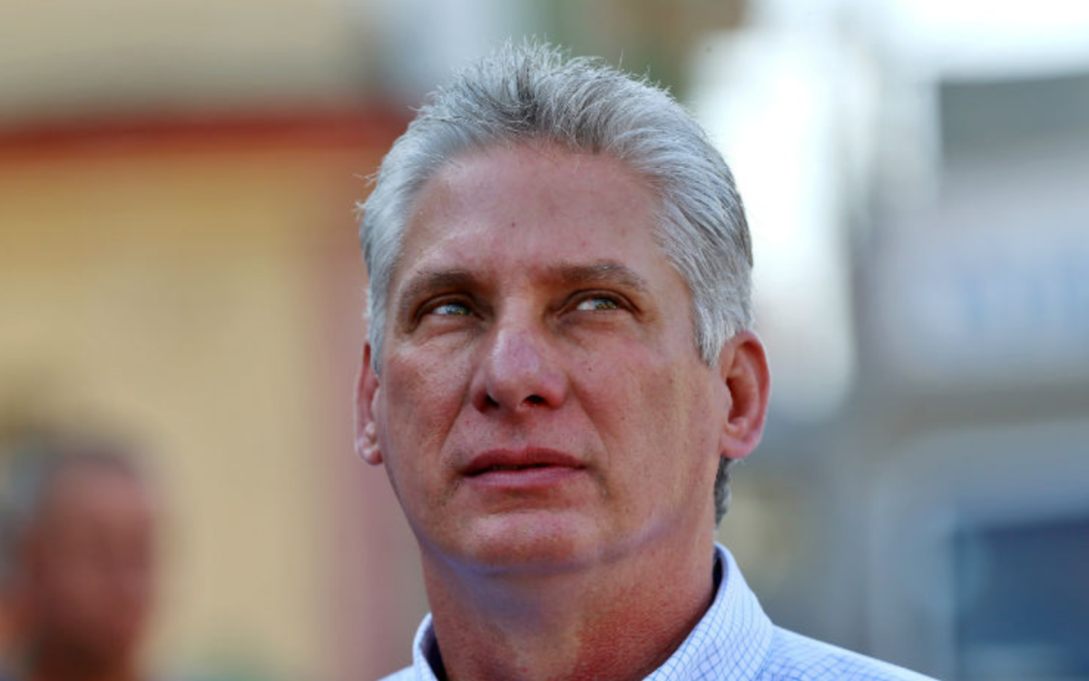 Presidente de Cuba mirando hacia arriba