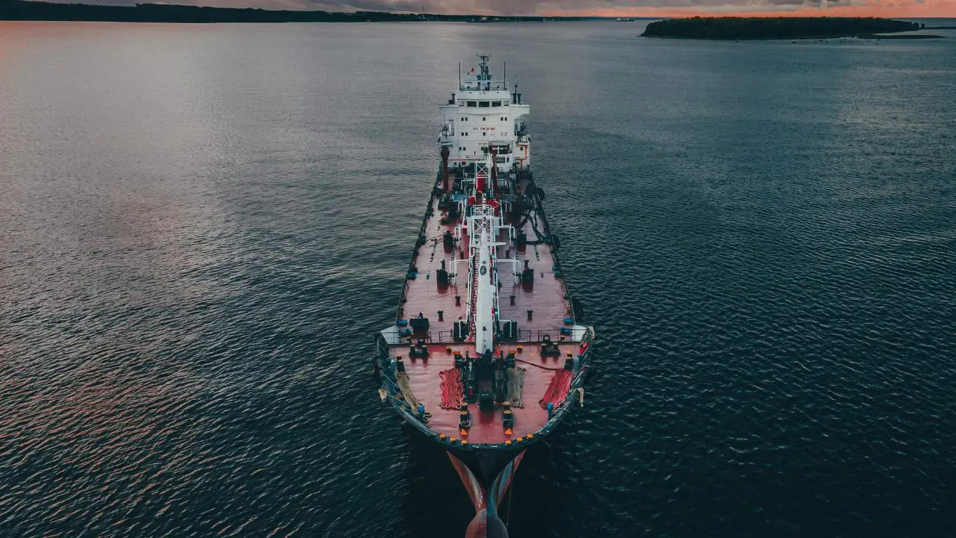 Barco sobre estrecho en Medio Oriente.