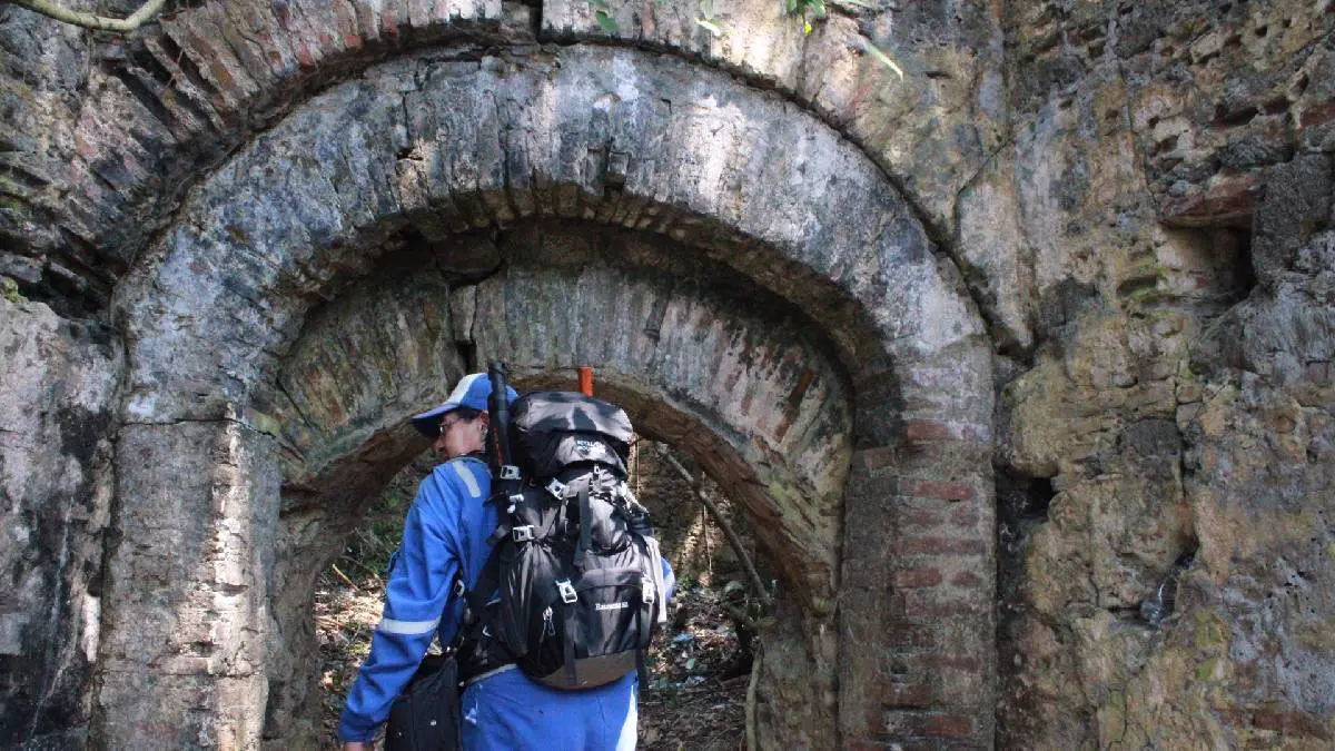 Investigador entrando a zona de ruinas en Veracruz.