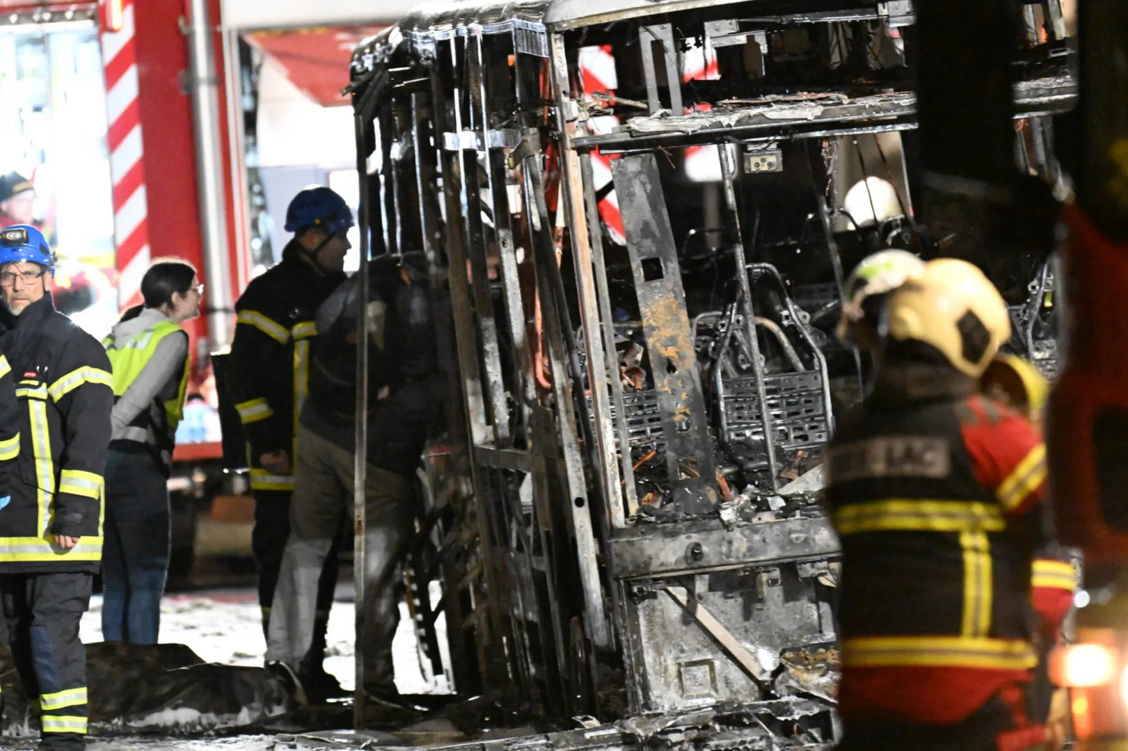 Cuerpo de bomberos atendiendo incendio en Suiza.