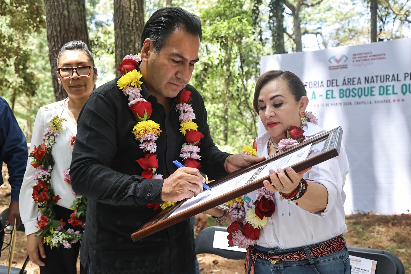 Gobernador de Chiapas firma documento en área natural