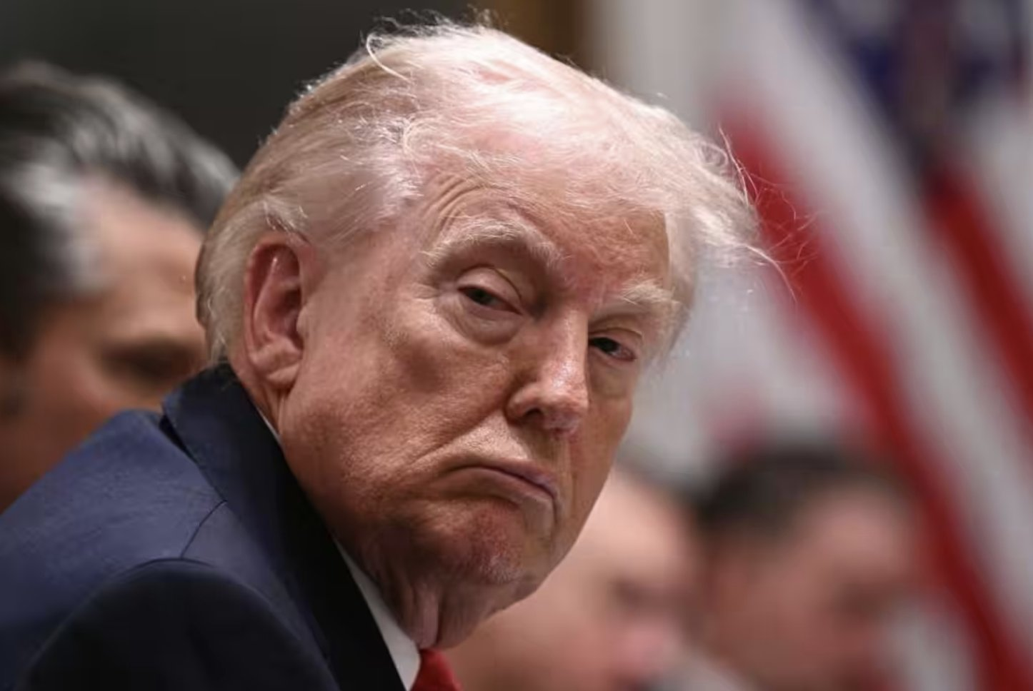 Gesto de Donald Trump mirando de reojo