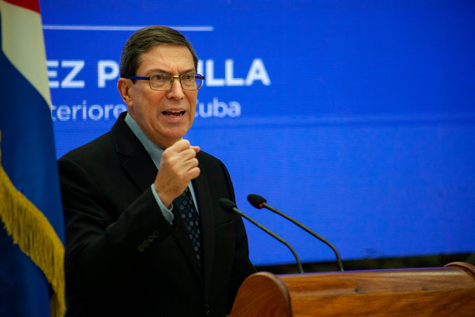 Bruno Rodríguez Parrilla ante el micrófono en evento público