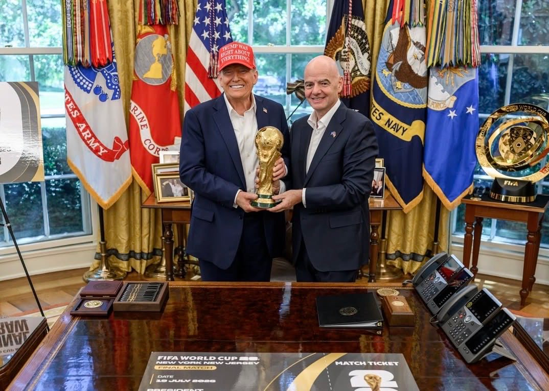 Presidente de Estados Unidos en Casa Oval junto a Presidente de la FIFA sosteniendo un trofeo.