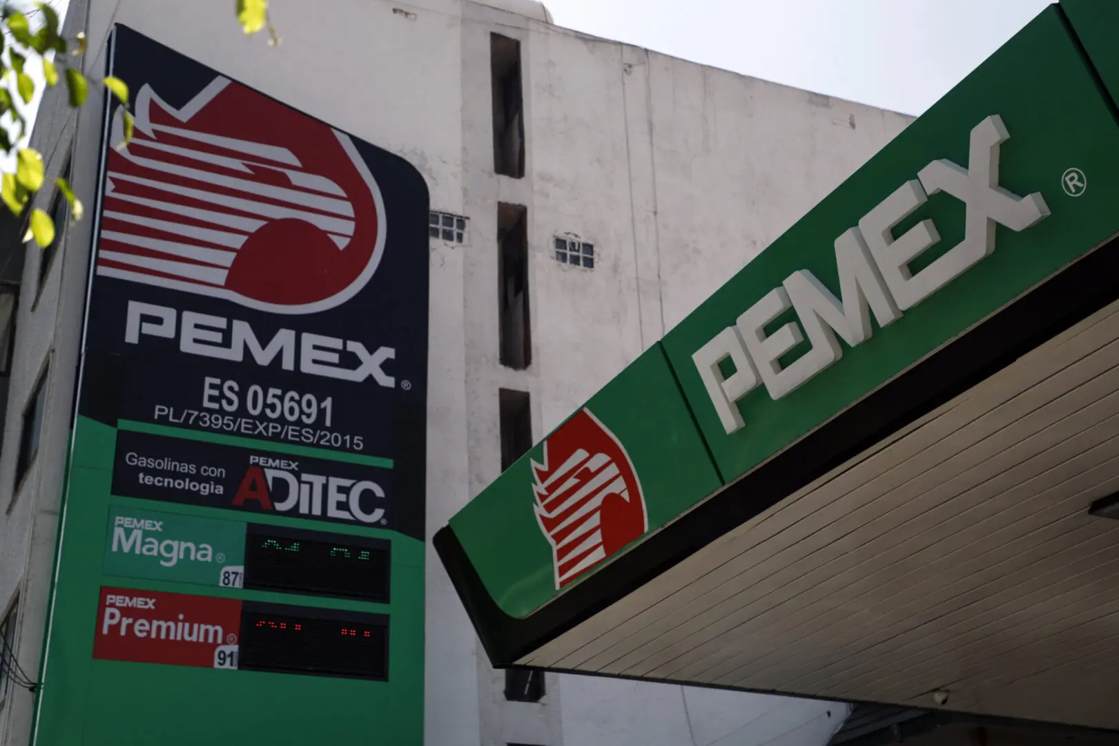 Letreros de Pemex en gasolinera