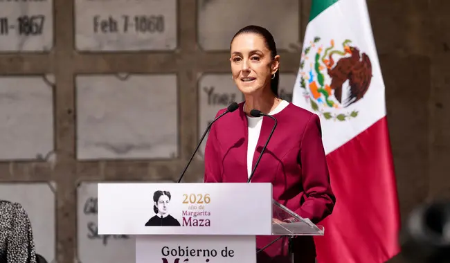 Presidenta de México ante micrófono en ceremonia de homenaje a Margarita Maza