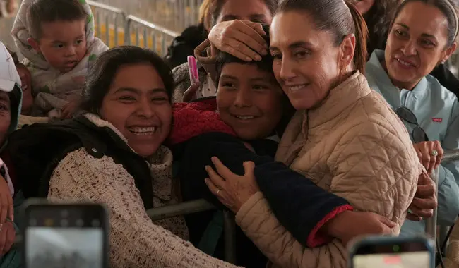 Presidenta de México hace entrega de certificados agrarios para mujeres