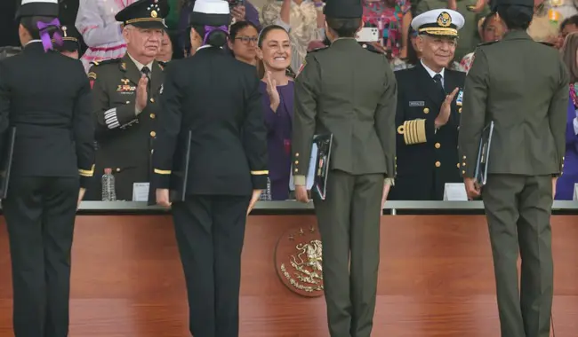 Presidenta mexicana frente a mujeres del Ejército.