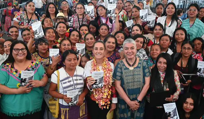 Presidenta de México rodeada de mujeres en Oaxaca