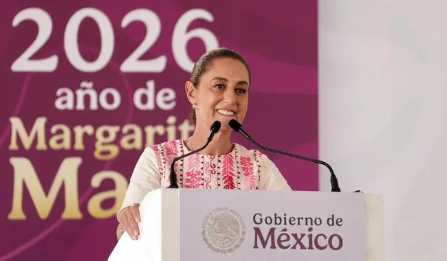 Presidenta de México frente al micrófono.