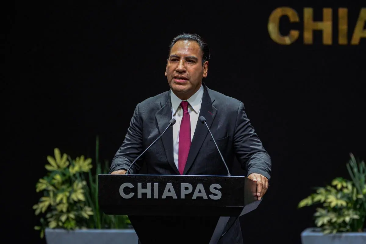 Gobernador de Chiapas ante micrófono.