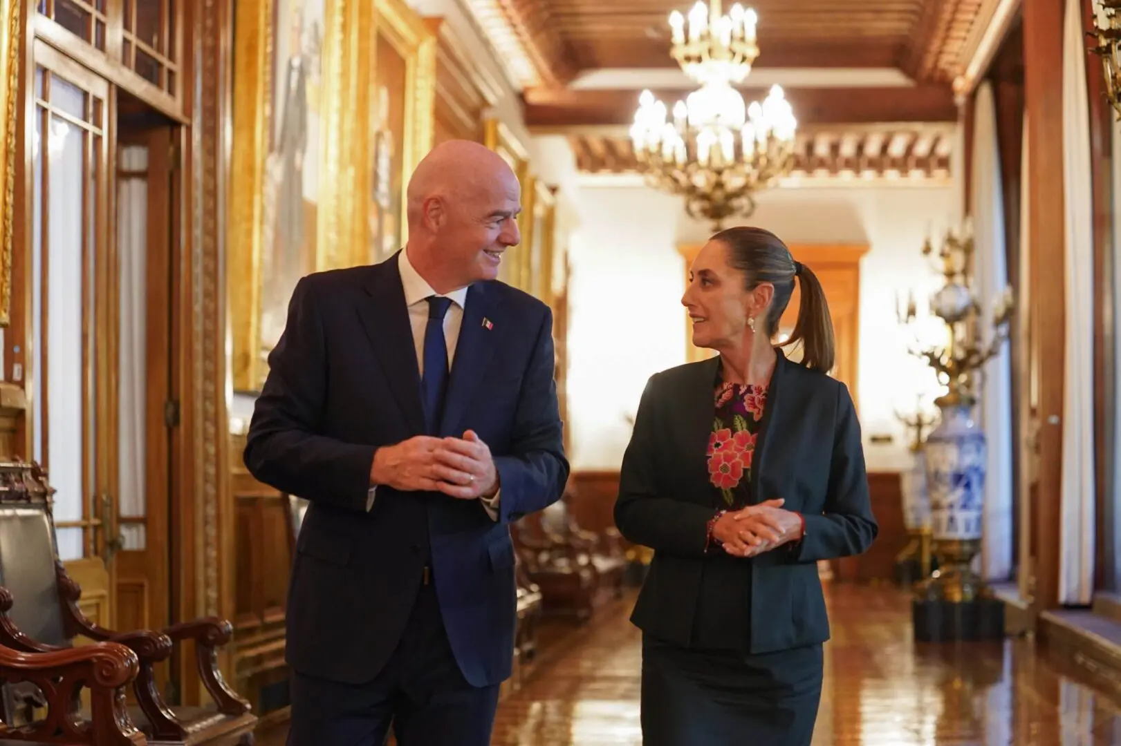 Presidenta de México y Presidente de la FIFA caminando por pasillos de Palacio Nacional