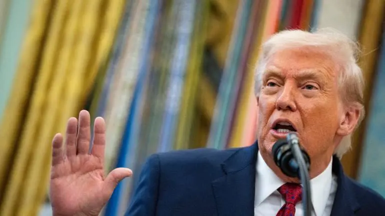 Donald Trump hablando ante el micrófono en foro.