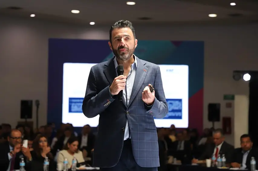 Titular de la ASF en panel.