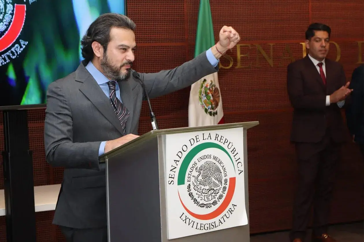 Roger Mandujano en el Senado de la República levantando el puño