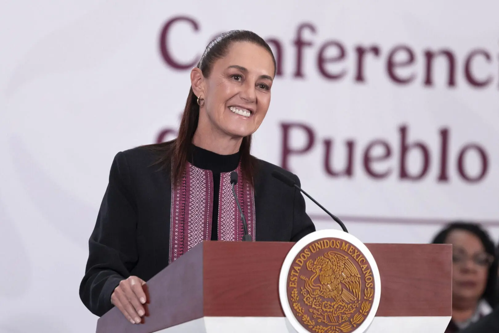 Cuauhtémoc, Ciudad de México. 15 de abril 2026. La presidenta constitucional de los Estados Unidos Mexicanos, la Doctora Claudia Sheinbaum Pardo en conferencia de prensa matutina en el salón de la Tesorería de Palacio Nacional. La acompañan: Luz Elena González Escobar, secretaria de Energía; Víctor Rodríguez Padilla, director de Petróleos Mexicanos (PEMEX); Rosaura Ruiz Gutiérrez, Secretaría de Ciencia, Humanidades, Tecnología e Innovación; Leonardo Lomelí Vanegas; Rector de la U.N.A.M.; Arturo Reyes-Sandoval; Director general de Instituto Politécnico Nacional; Gustavo Pacheco López, rector de la Universidad Autónoma Metropolitana (UAM); Patricia Guadalupe Herrera; directora del Instituto Mexicano de Tecnología del Agua; Erick Emanuel Luna Rojero, encargado de la Dirección de Investigación del Instituto Mexicano del Petróleo; Emilia Esther Calleja Alor, directora general de la Comisión Federal de Electricidad (CFE); Cuitláhuac García Jiménez, director General del CENAGAS;    Foto: Juan Carlos Buenrostro/Presidencia