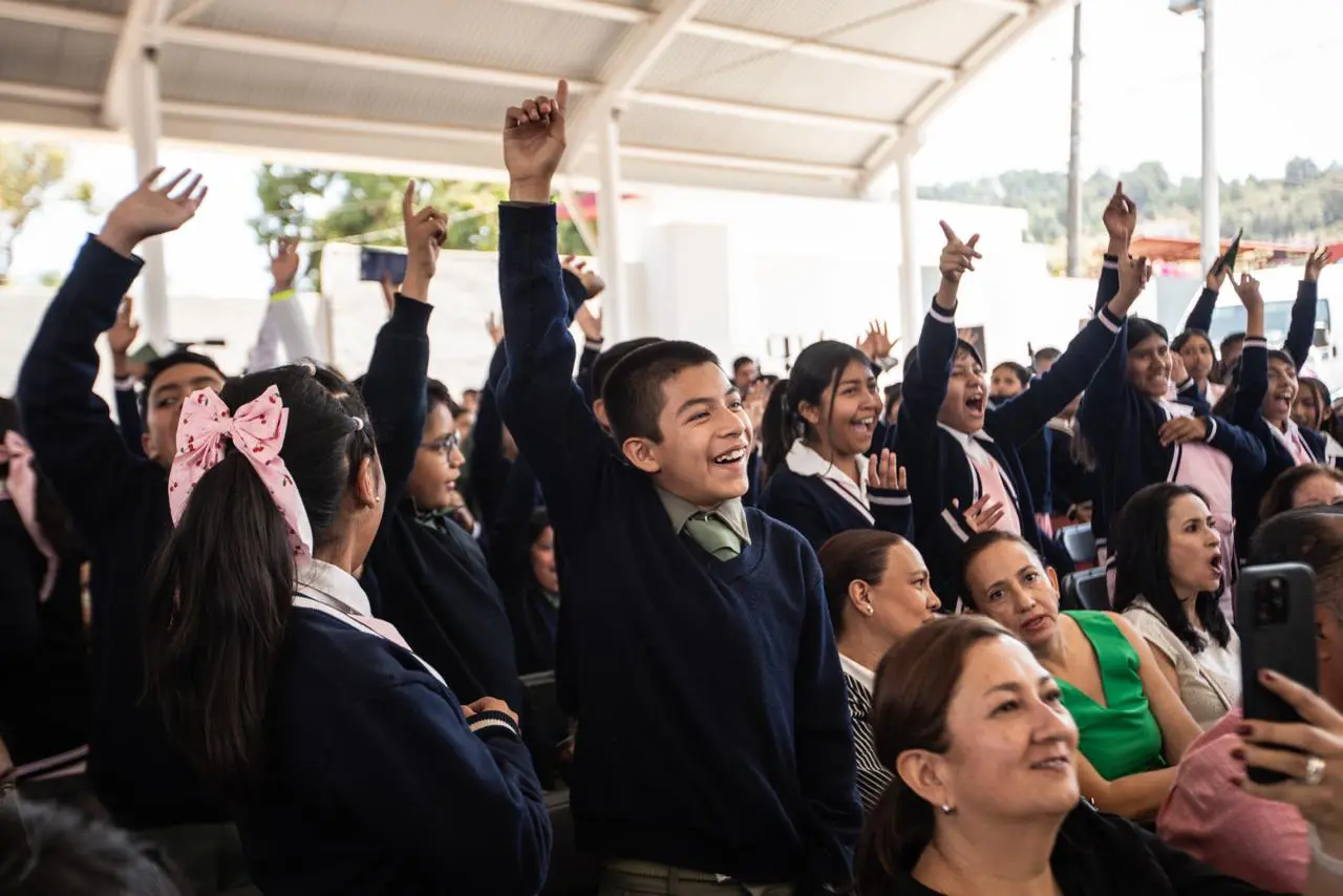 Alumnos de primaria en México alzan la mano en evento público