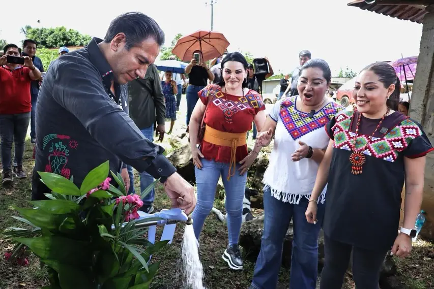 Eduardo Ramírez abriendo agua de llave frente a pobladores chiapanecos