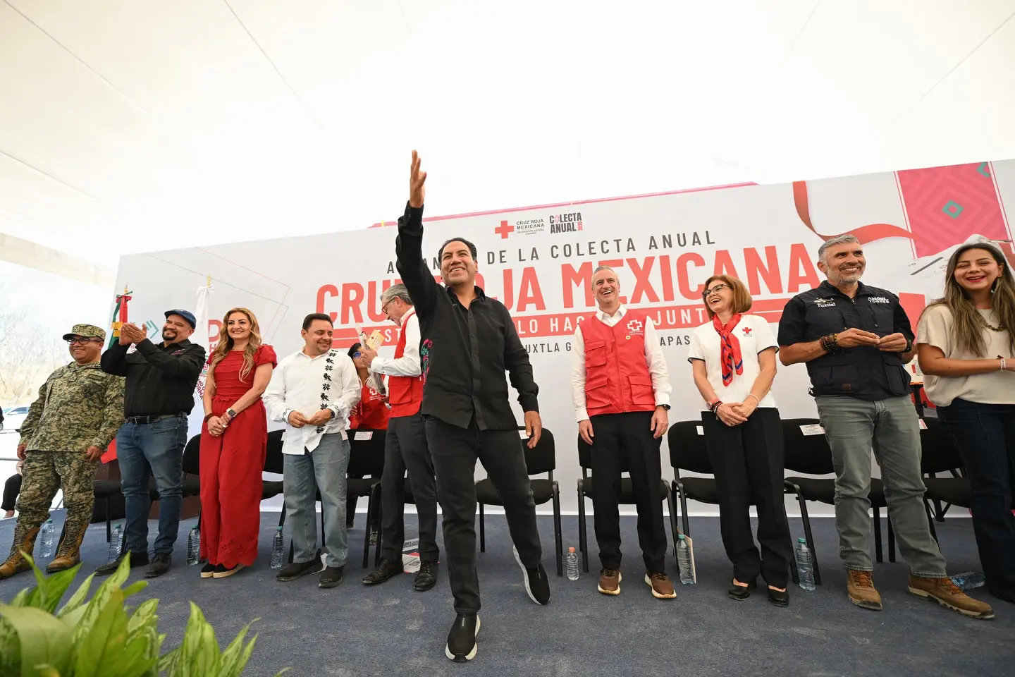 Eduardo Ramírez alzando la mano en colecta anual de Cruz Roja