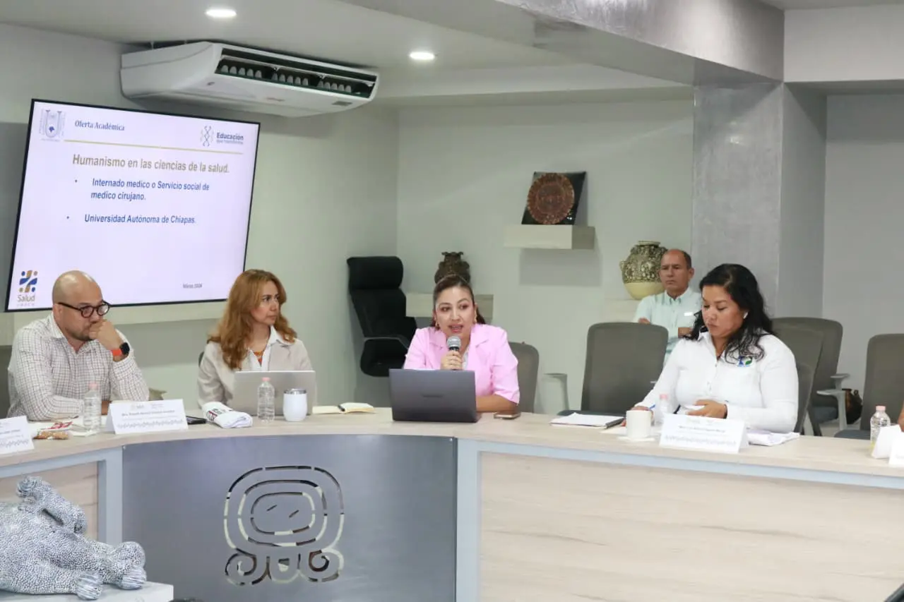 Funcionarios de salud discutiendo en sala de SSA-Chiapas