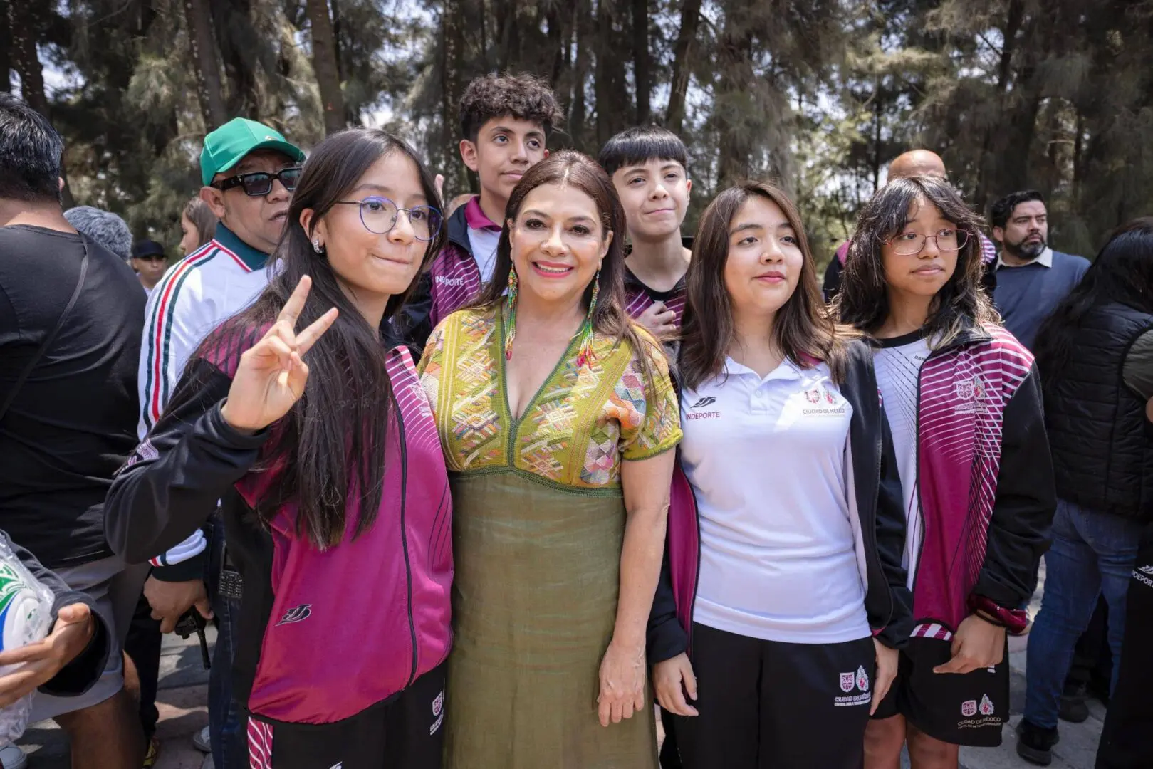 Clara Brugada acompañada de niñas deportistas en CDMX