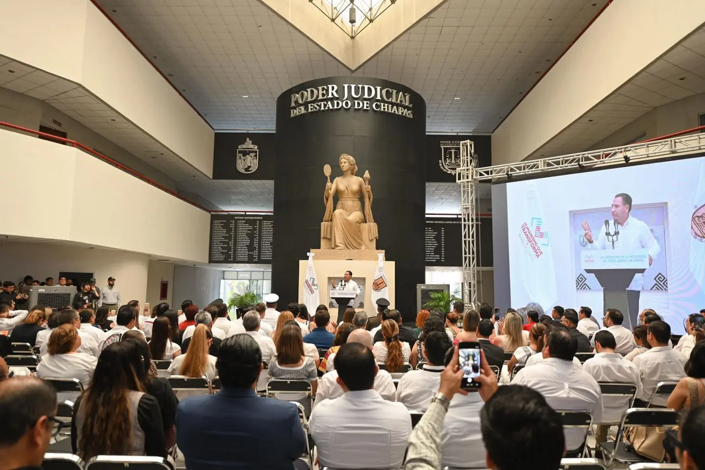 Eduardo Ramírez encabeza entrega de celulares a alumnos del Cobach