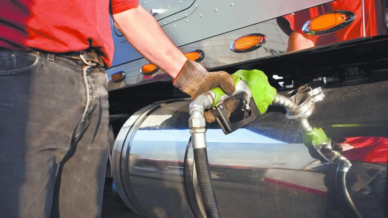 Presidenta se reúne con gasolineros para acordar tope de 28 pesos por litro de diésel