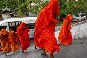 Detienen a monjes budistas con más de 100 kilos de presunta droga en aeropuerto de Colombo