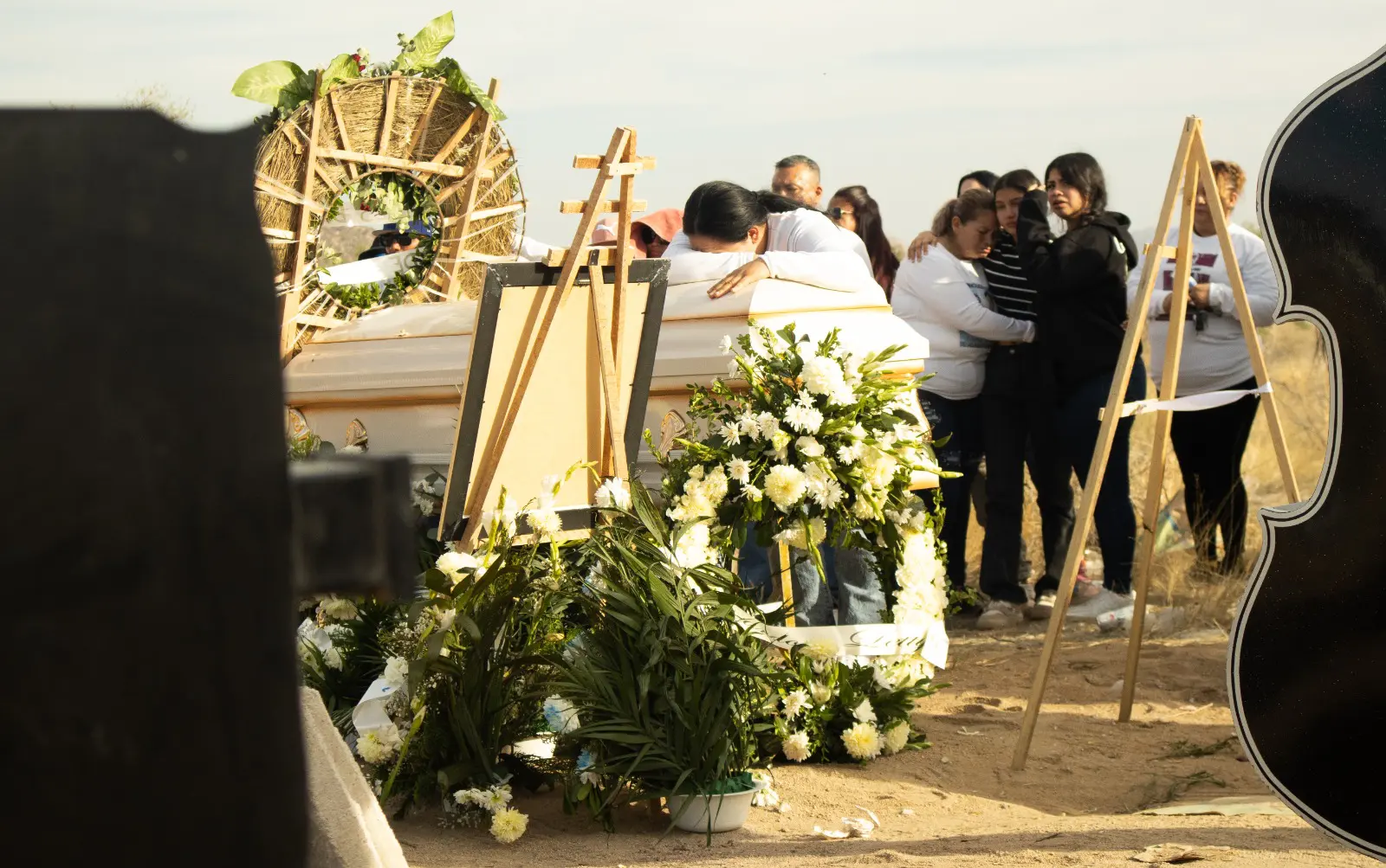 Cecilia Flores entierra restos de su hijo en Sinaloa tras años de búsqueda