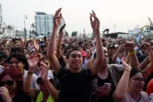 Jóvenes alzando las mano en Festival Puerto Sonoro