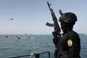 Irán cierra nuevamente estrecho de Ormuz tras conflictos con EU