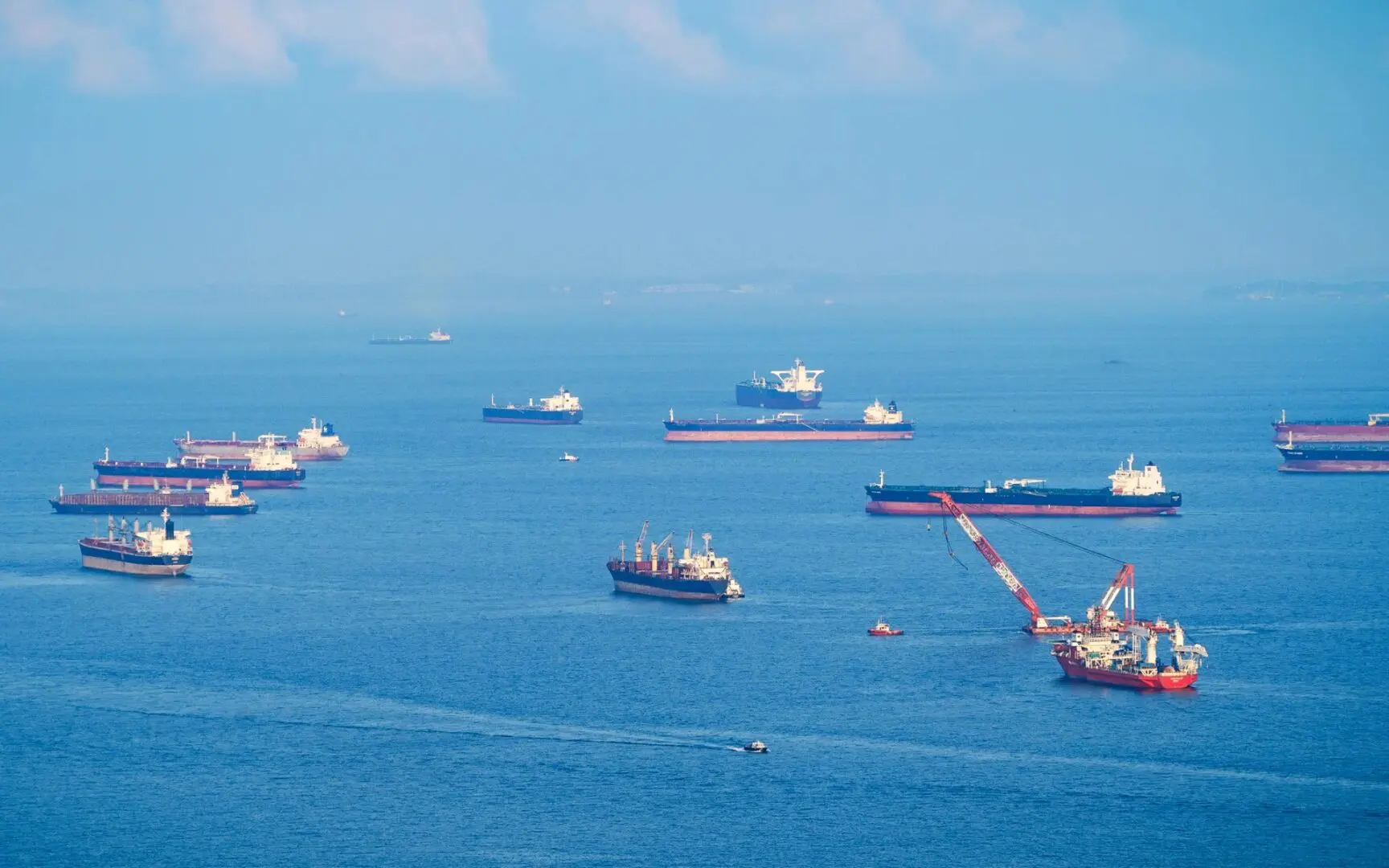 Irán permite el paso de varios barcos internacionales por el estrecho de Ormuz