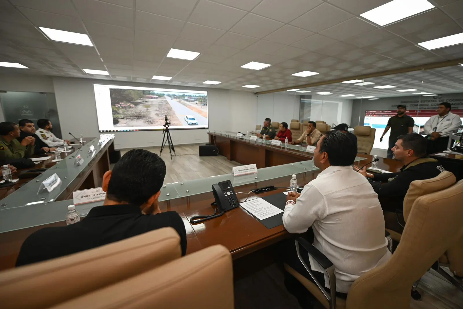 Gobernador de Chiapas durante monitoreo de vigilancia en oficinas de la SSP