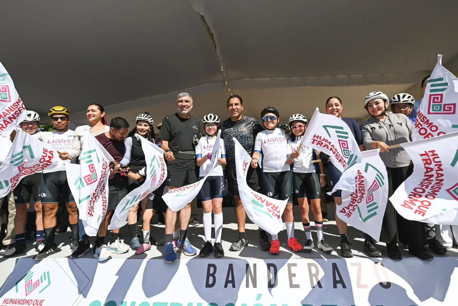 Gobernador de Chiapas junto a ciclistas en evento