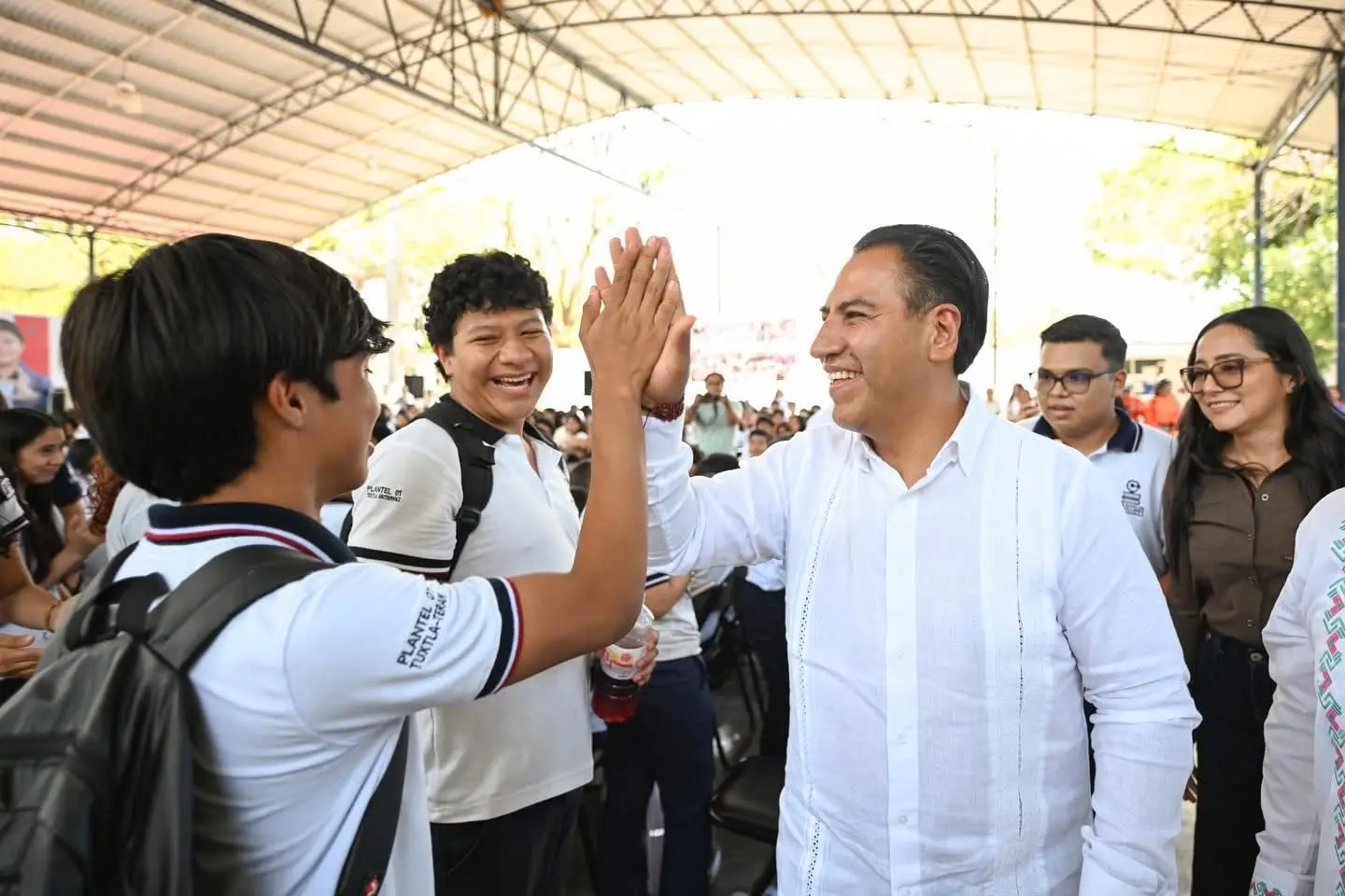 Eduardo Ramírez encabeza entrega de celulares a alumnos del Cobach