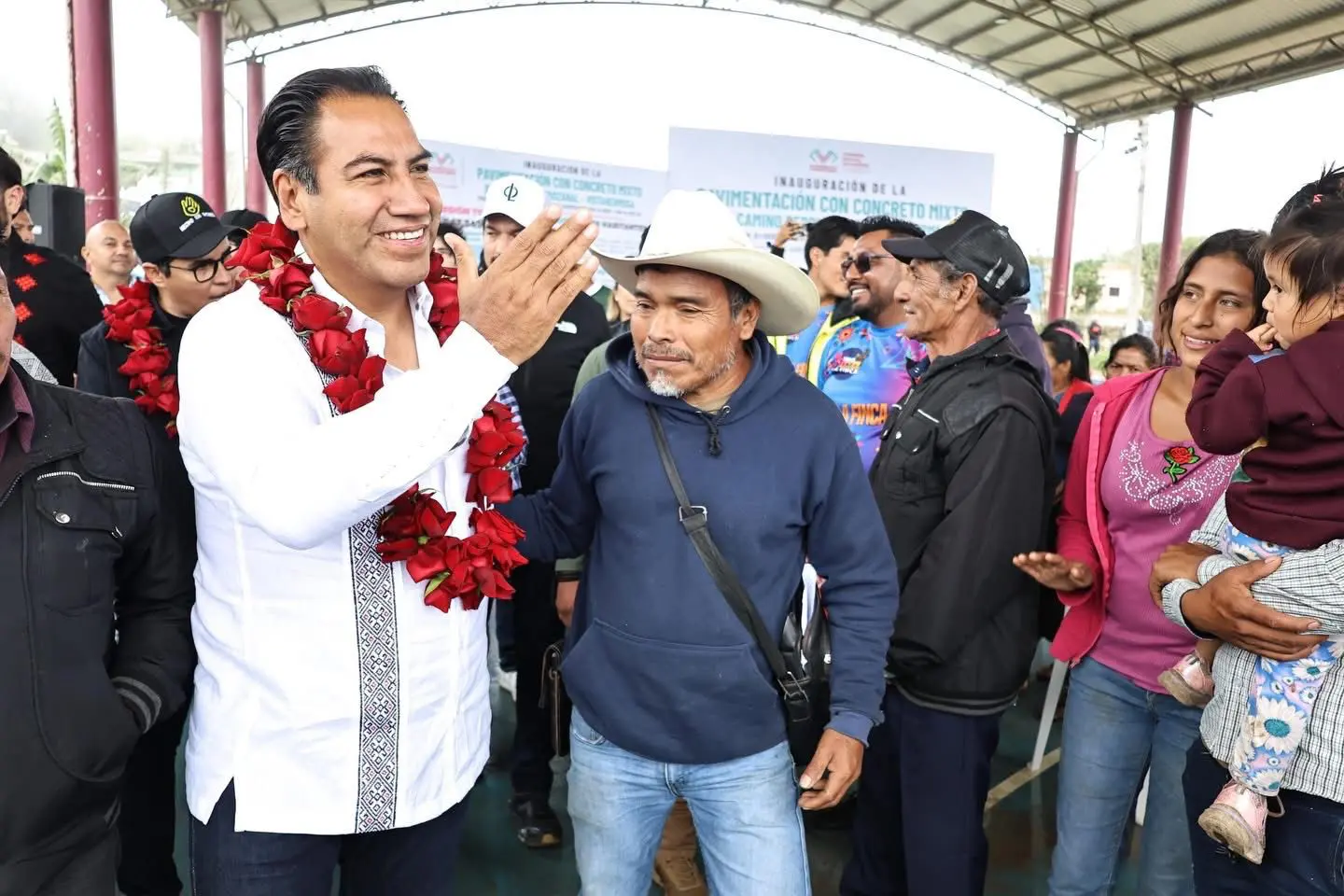 Eduardo Ramírez Aguilar en evento público junto a pobladores chiapanecos