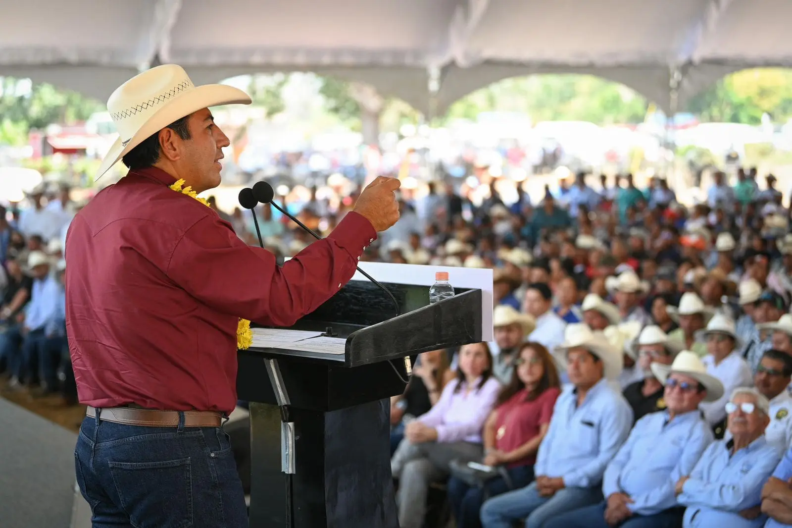 Eduardo Ramírez con sombrero hablando ante público de Chiapas