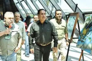 Ramírez Aguilar junto a funcionarios caminando