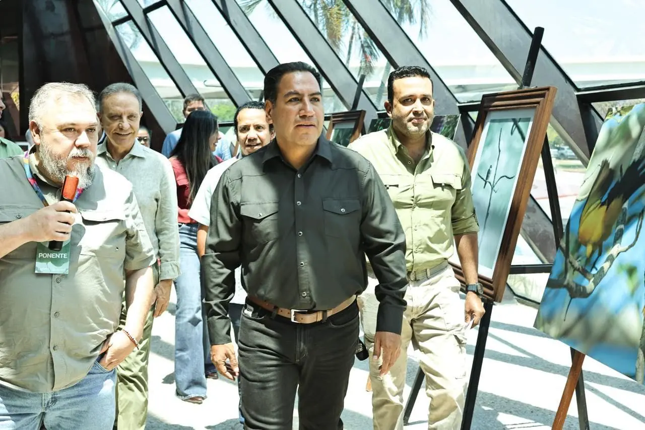 Ramírez Aguilar junto a funcionarios caminando