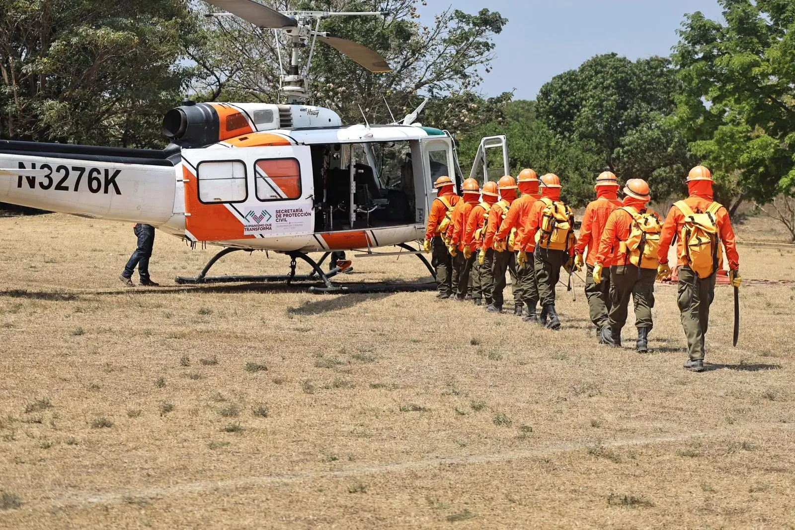 Elementos de Protección Civil a punto de abordar un helicóptero