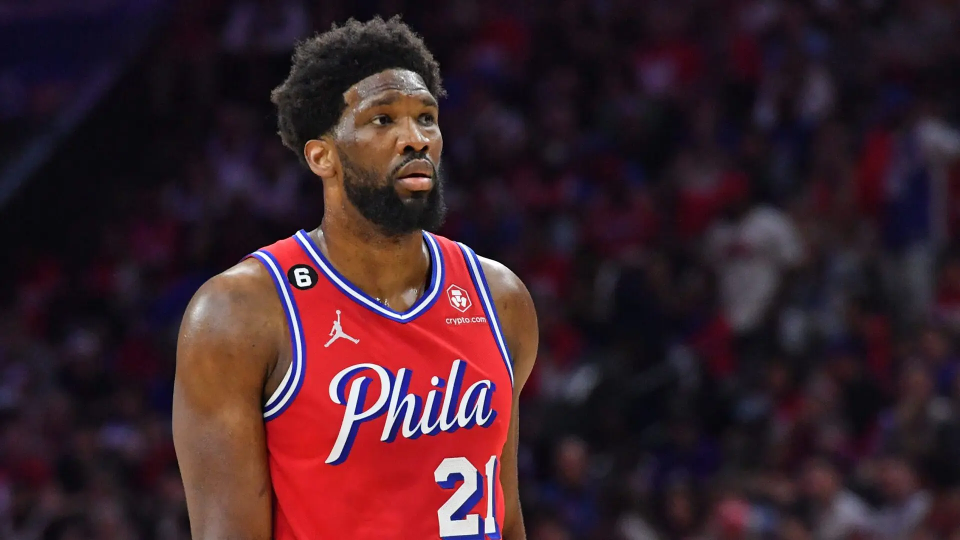 Joel Embiid en un partido de los Philadelphia 76ers en la NBA.