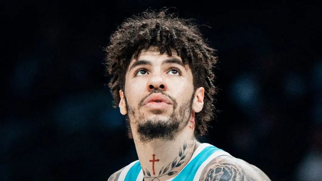 NBA multa a LaMelo Ball por falta flagrante sobre Bam Adebayo