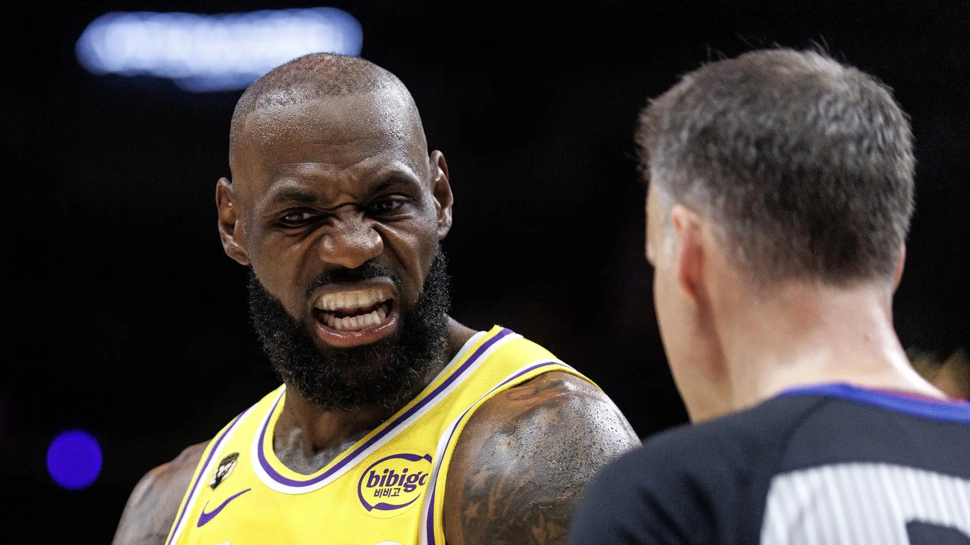 LeBron James discute con un árbitro en un partido de los Lakers en la NBA.