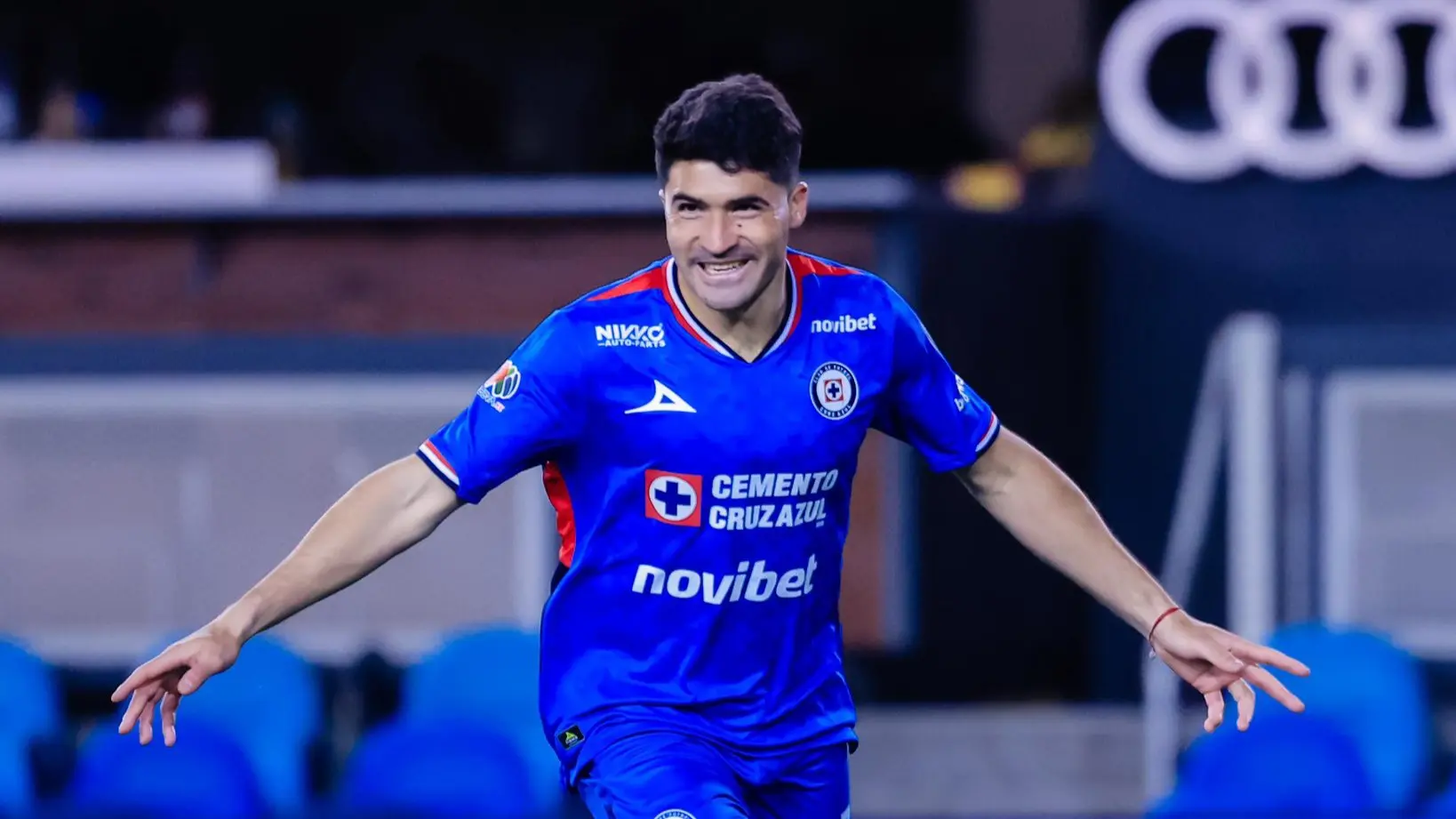 Nicolás Ibáñez festeja un gol de Cruz Azul.