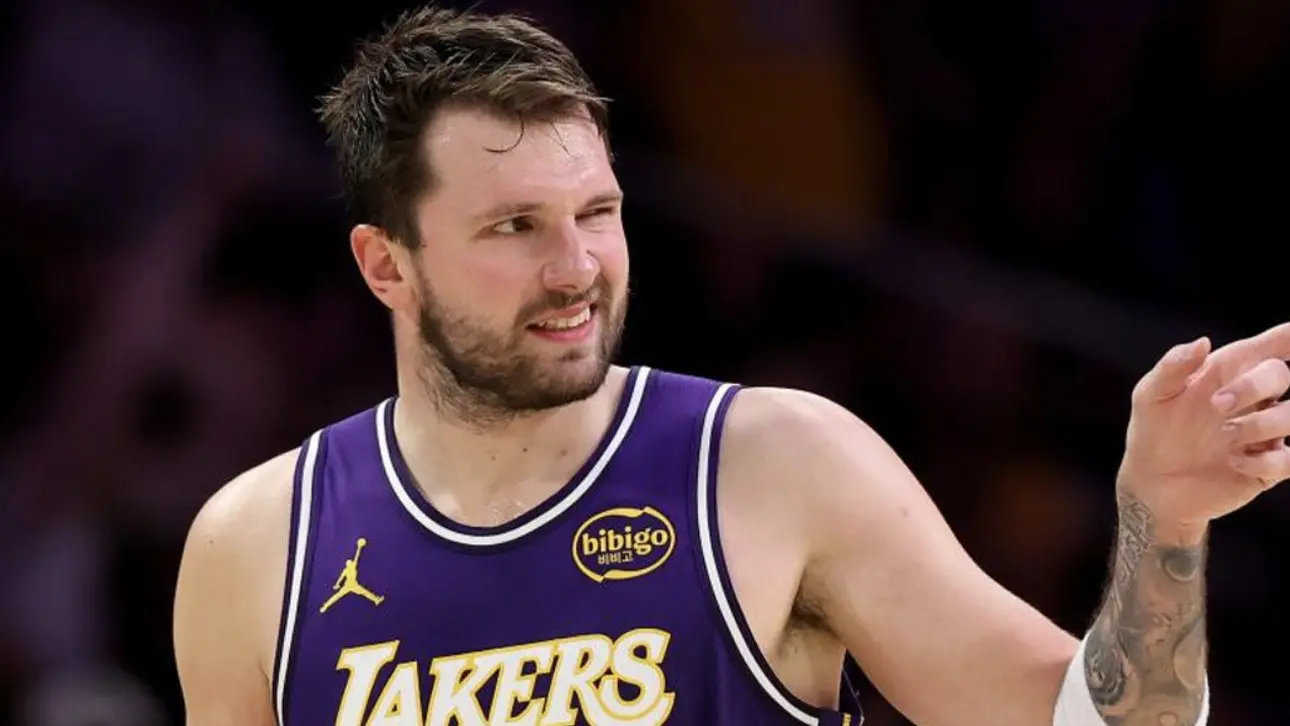 Luka Doncic lidera a los Lakers con una impresionante actuación de 42 puntos, celebrando esta temporada el hito de los 15 000 puntos en su carrera.