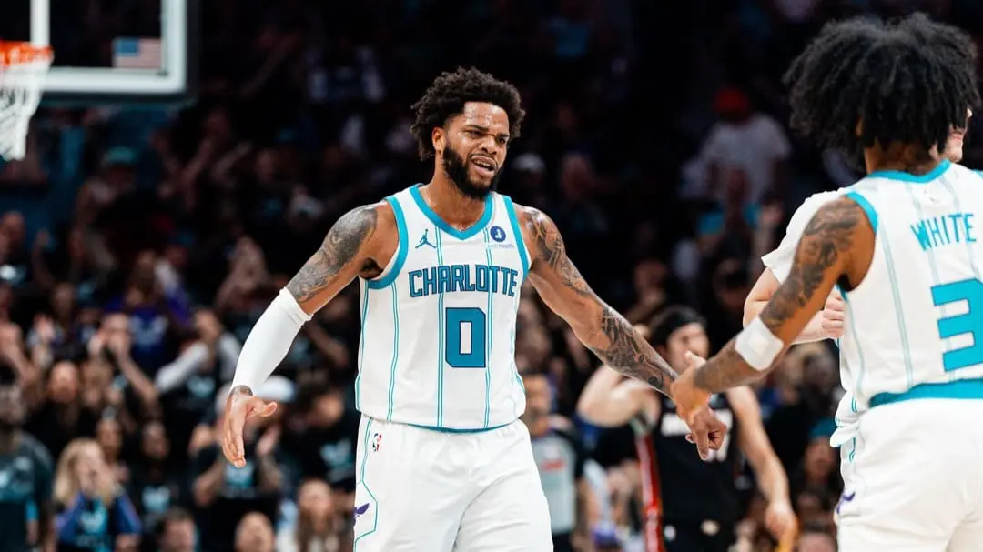 Miles Bridges y los Hornets eliminan al Miami Heat en el Play-In