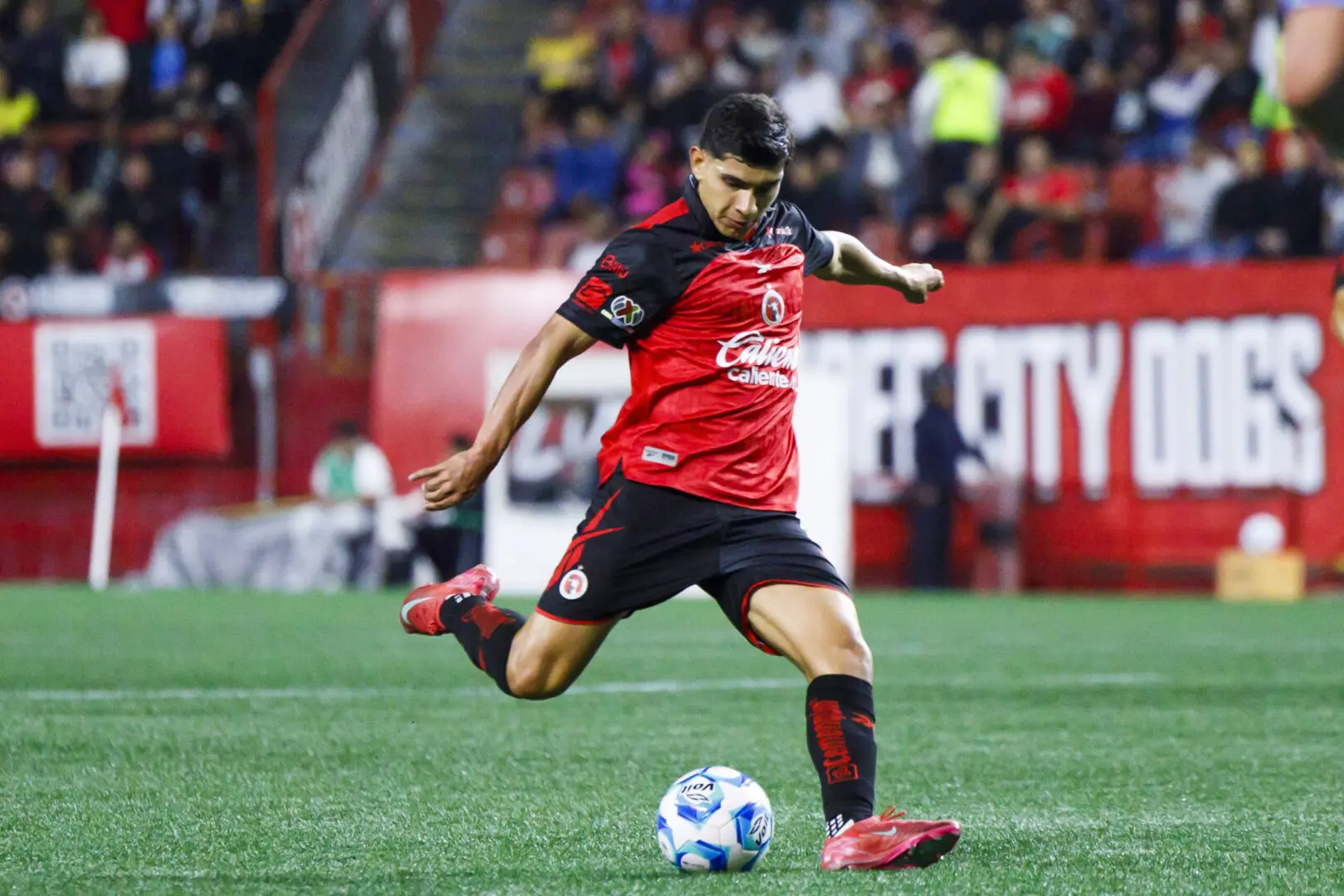 Kevin Castañeda dispara a la portería durante el Xolos-Tigres de la Jornada 13 del Clausura 2026.
