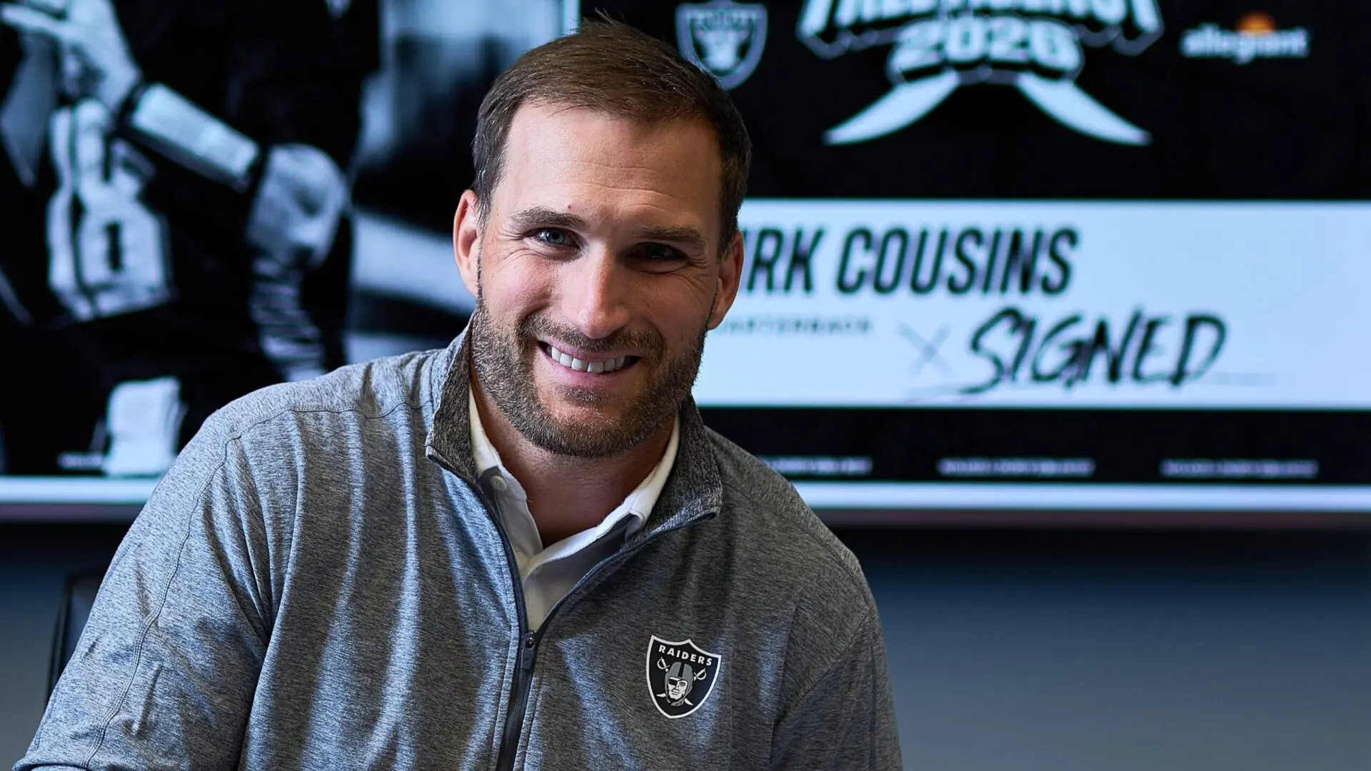 Kirk Cousins en las instalaciones de los Raiders durante su firma de contrato.
