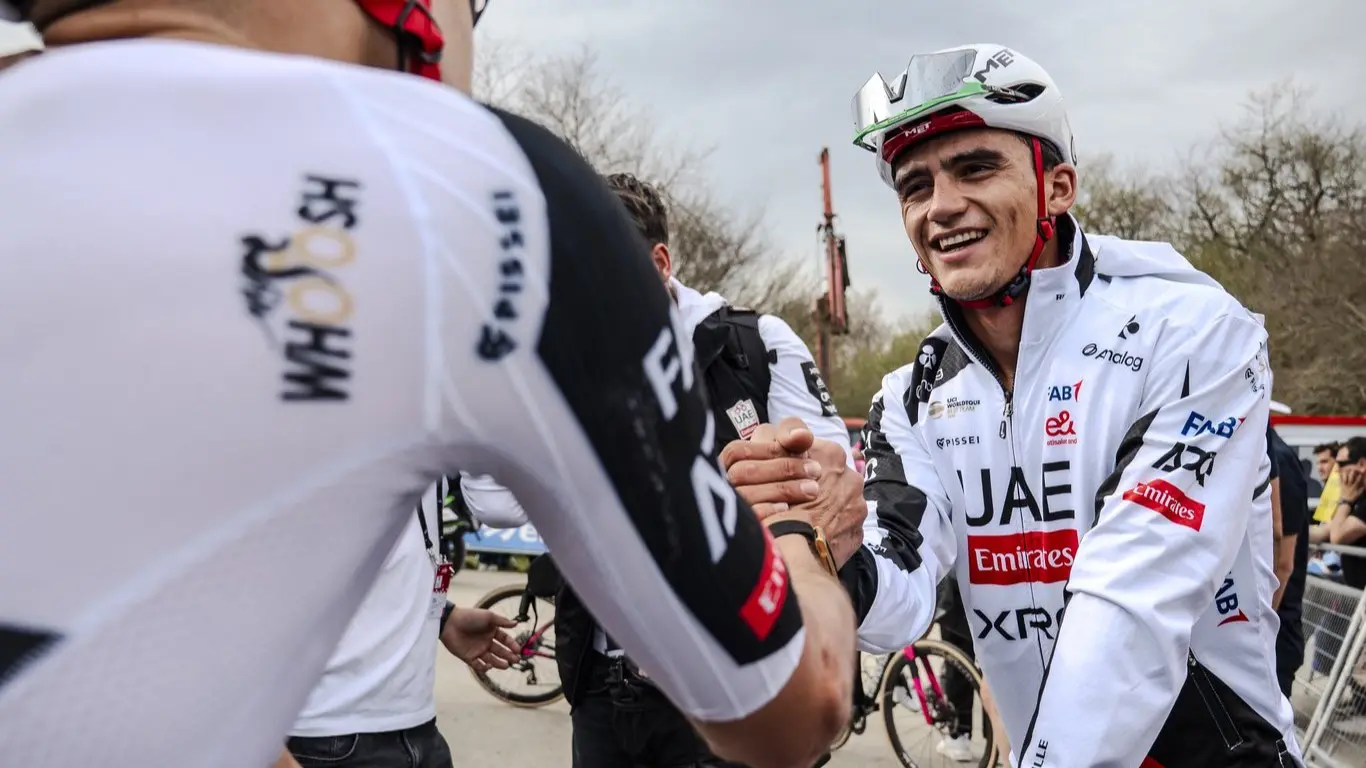 Isaac del Toro sufre caída en la Etapa 3 del Itzulia Basque Country 2026