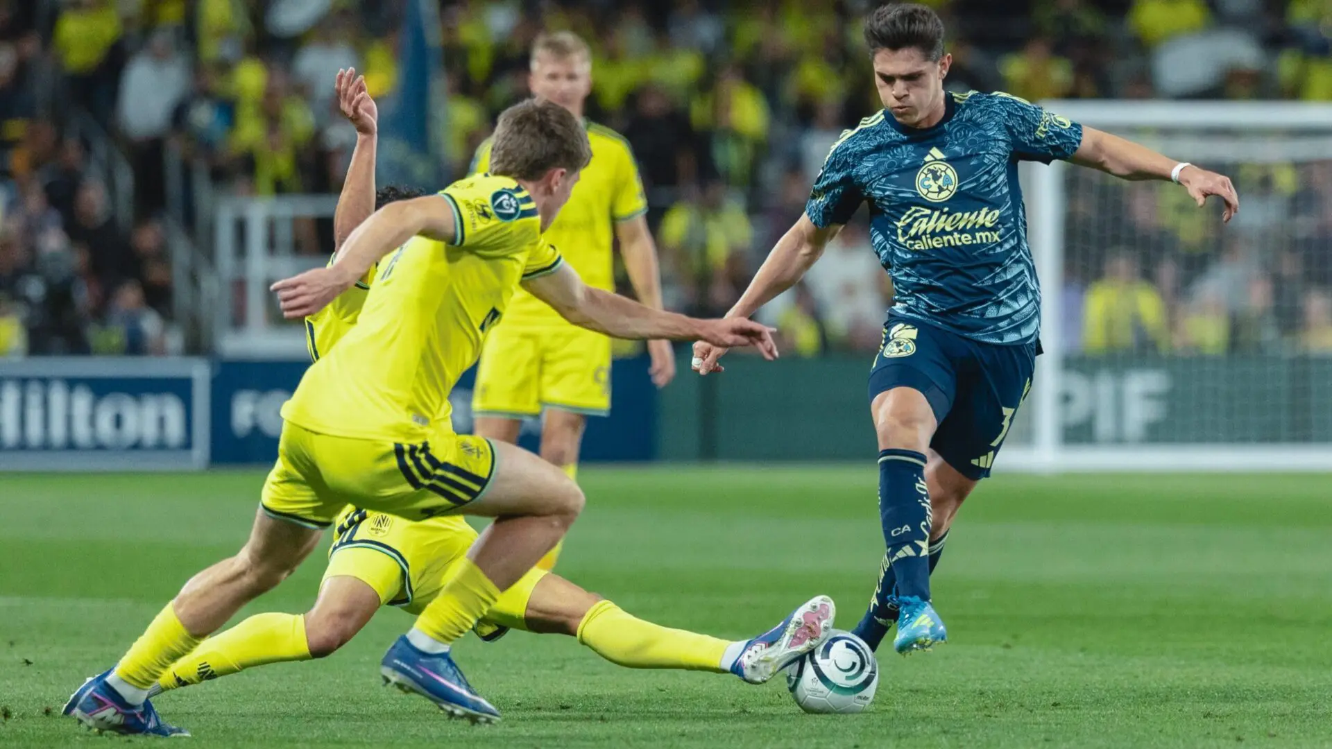 Israel Reyes dribla el balón en el Nashville vs América de la ida de los cuartos de final de la Liga de Campeones de CONCACAF